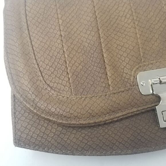 MIZTIGUE BROWN CROSSBODY BAG WITH GOLD CHAIN HANDLE. - Picture 2 of 13